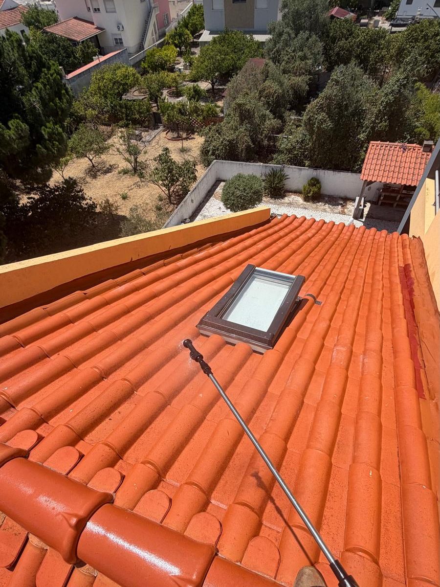 Aplicação de hidrofugante numa água de telhado com claraboia, junto à platibanda