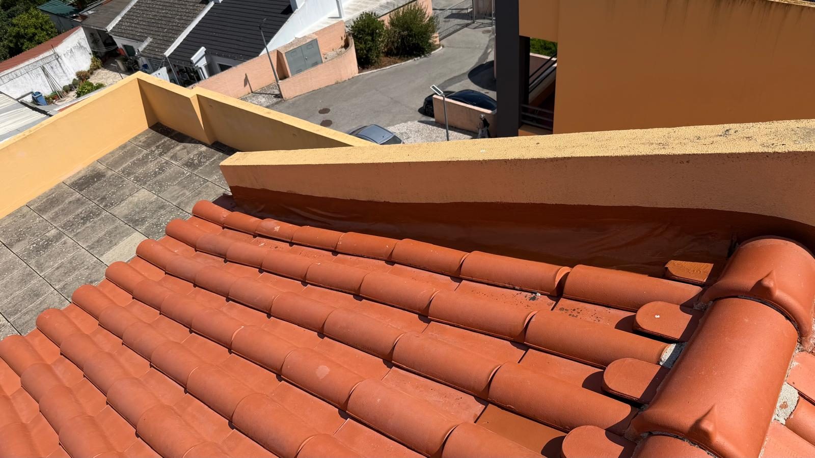 Remate impermeabilizado ao longo do encontro entre o telhado de telha cerâmica e a platibanda