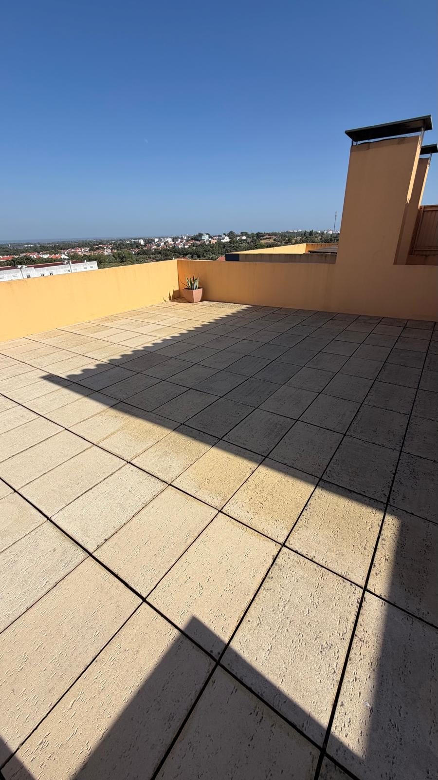 Pavimento do terraço já lavado, com a lajeta clara e as juntas limpas