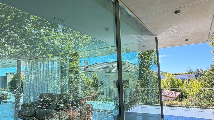 Fachada envidraçada de grande formato, com o interior visível através do vidro limpo