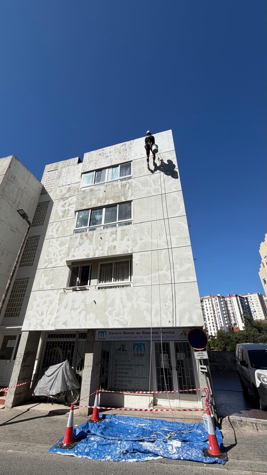 Cones, fita e tela a proteger a zona de circulação por baixo dos trabalhos